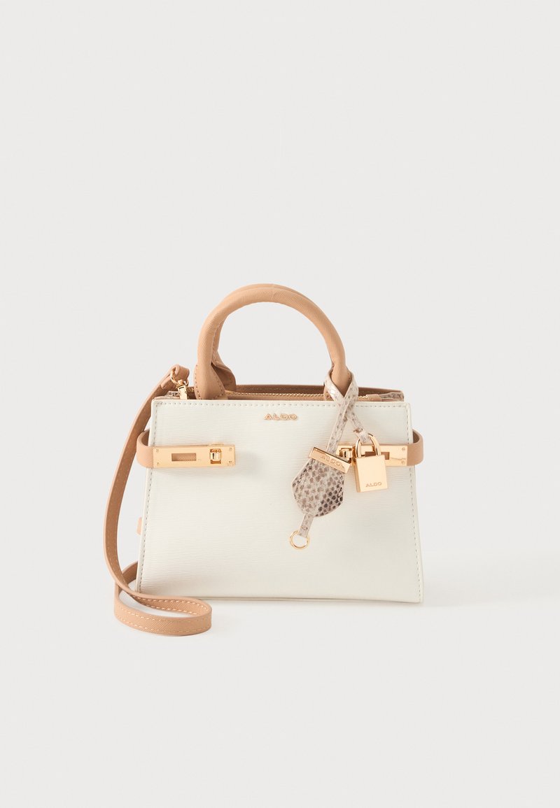 Petit sac à main ALDO blanc et beige avec des poignées sur le dessus, une quincaillerie dorée, une bandoulière amovible et un petit charm en cuir texturé avec un cadenas doré.