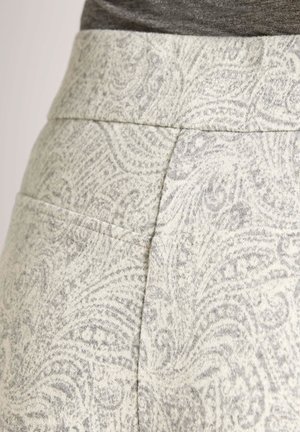 MADELEINE, MADELEINE HOSE SCHMALE JERSEYHOSE MIT PAISLEY-DRUCK - Stoffhose - off-white   silver