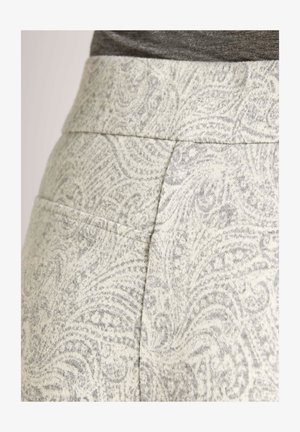 MADELEINE, MADELEINE HOSE SCHMALE JERSEYHOSE MIT PAISLEY-DRUCK - Stoffhose - off-white silver