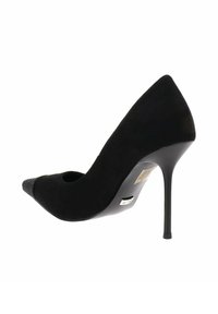 Pompa nera con tacco alto, punta affilata e punteggiatura testurizzata, sottile tacco a stiletto e materiale superiore liscio su sfondo bianco.