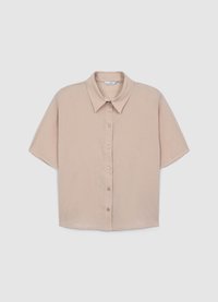 Chemise beige à manches courtes, patte de boutonnage à l'avant, col pointu, texture douce et coupe décontractée. Présente un ourlet arrondi et une légère brillance.