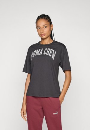 Zwarte crew neck t-shirt met "PUMA CREW" graphic in het wit, korte mouwen, gecombineerd met bordeauxrode joggingbroek met een logo. Zachte katoentextuur.