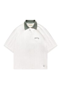 Polo blanc à manches courtes avec des rayures verticales texturées, col vert, trois boutons et "Reternity" brodé sur la poitrine gauche.