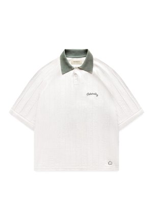 Polo blanc à manches courtes avec des rayures verticales texturées, col vert, trois boutons et "Reternity" brodé sur la poitrine gauche.