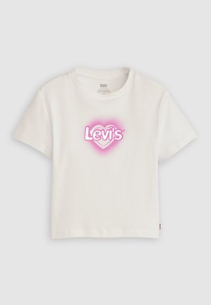 Camiseta blanca de algodón con escote redondo y mangas cortas, con un diseño de corazón rosa en el centro que incluye el texto "Levi's".