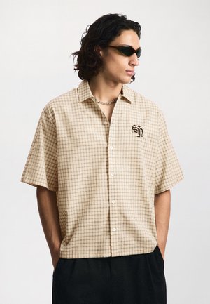 Bershka EMBROIDERED SHORT SLEEVE - SHIRT - Skjorter - mottled beige
