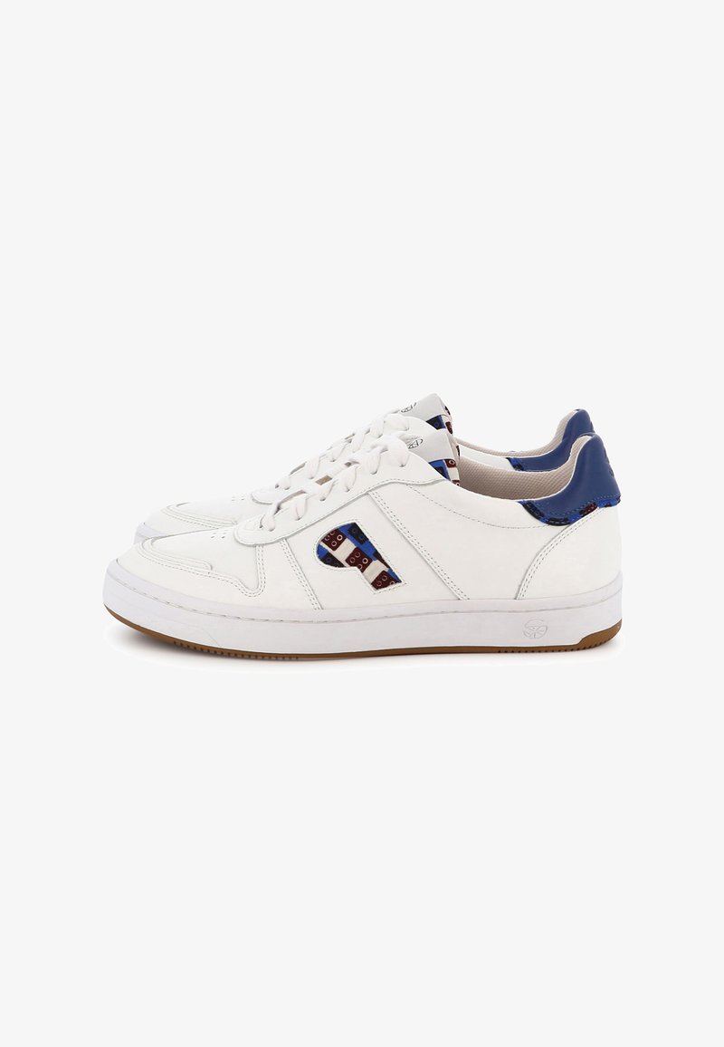 Baskets en cuir blanc avec logo et accent talon bleus à motif, design à lacets, et semelle en caoutchouc marron, vue de côté.