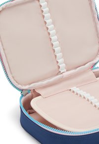 Custodia con zip di colore blu all'esterno e rosa chiaro all'interno. Presenta elastici per l'organizzazione e una zip liscia.