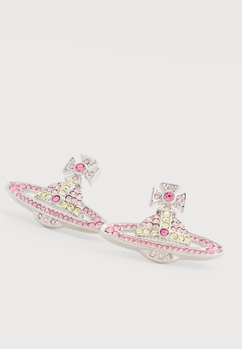 Boucles d'oreilles en ton argent en forme de vaisseaux spatiaux, ornées de strass roses et jaunes, avec un accent en forme de croix sur le dessus.