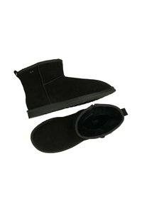 Černé semišové kotníkové boty se zaoblenou špičkou, měkkou vnitřní podšívkou a textura gumovou podrážkou. Mají poutko na zadní straně pro snadné obouvání.