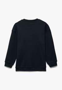 Sudadera azul marino de tela texturizada, con puños acanalados y cuello redondo. Presenta un corte relajado y hombros caídos.