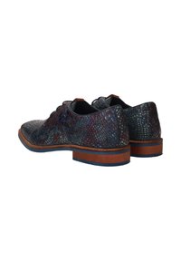 Chaussures habillées pour hommes en bleu foncé et marron avec une texture en peau de serpent, un design à lacets et des talons empilés en bois, vues de dos et de profil.