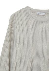Hellgrauer Strickpullover mit strukturiertem, geripptem Muster und Rundhalsausschnitt. Das Etikett trägt "CALLIOPE" und die Größe "L."