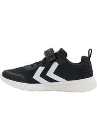 Schwarzer Mesh-Sneaker mit weißem Chevron-Logo, weißer Sohle, elastischen Schnürsenkeln und schwarzem Klettverschluss auf weißem Hintergrund.