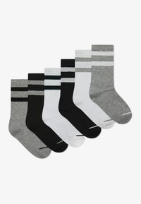 Šest pari čarapa u crnim, bijelim i sivim prugama; materijali izgledaju mekano s rebrastom teksturom i kontrastnim prugastim naglascima.