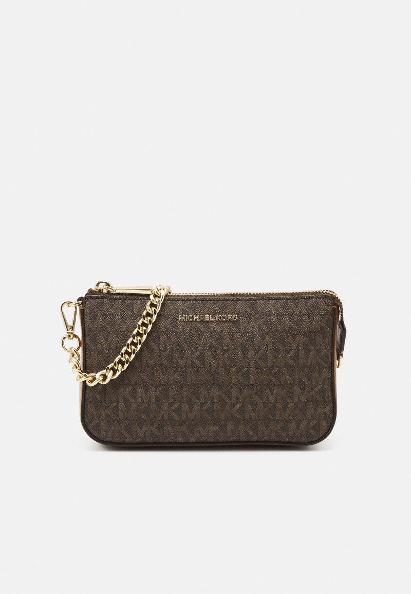 Porte-poignet Michael Kors marron avec motif répété du logo MK, bandoulière chaîne dorée et fermeture éclair dorée sur fond blanc.