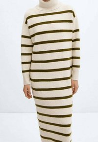 Beiges Strickkleid mit grünen horizontalen Streifen, ausgestattet mit einem hohen Rollkragen, langen Ärmeln und einer lockeren Passform, die bis zur Mitte der Waden reicht.