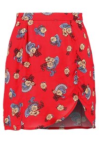 Červená sukni s květinovým paisley vzorem v modré a žluté barvě. Vyrobena z lehkého materiálu, s bočními knoflíky a detailem rozparku.