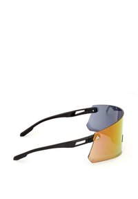 Occhiali da sole con montatura nera e grande lente specchiata in gradiente da ambra a blu. La montatura presenta dettagli intagliati e terminali delle tempie texturizzati.