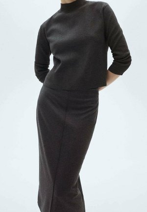 Ensemble en tricot sombre comprenant un pull à col haut et une jupe, avec des manches longues et une silhouette ajustée au toucher lisse.