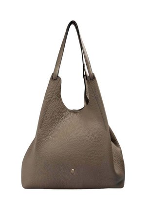 Bolso tote de cuero marrón texturizado con un pequeño emblema de calavera y huesos cruzados centrado cerca de la base y doble asa para el hombro.