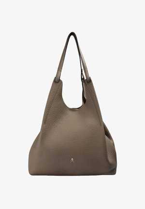 Bolso tote de cuero marrón texturizado con un pequeño emblema de calavera y huesos cruzados centrado cerca de la base y doble asa para el hombro.