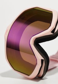Skibriller med en pink ramme, store ovale linser med en gradient fra grøn til lilla, og blød sort skumforing for komfort.