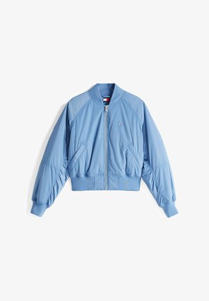 Hellblaues Bomberjackett mit einem Frontreißverschluss, geripptem Kragen und Ärmelbündchen sowie gepufften Ärmeln. Verfügt über Seitentaschen und ein Logo auf der Brust.