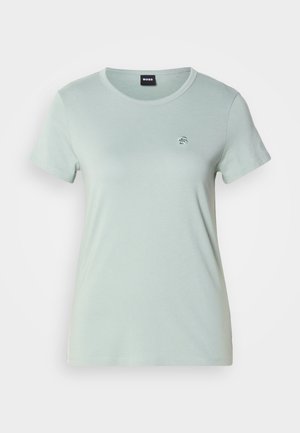 T-shirt verde chiaro a maniche corte in morbido tessuto, con scollo rotondo e piccolo logo ricamato sul petto.