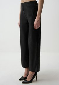 FLOWY WIDE-LEG - Broek - black