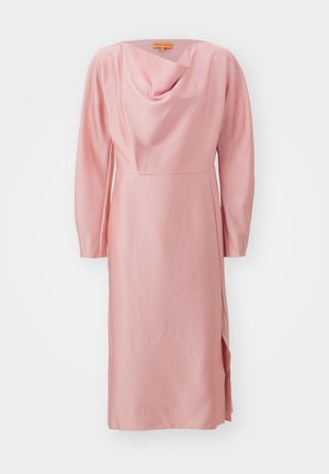 Różowa satynowa sukienka z długimi rękawami, drapowanym dekoltem w cowl i bocznym rozporkiem. Gładka tekstura; sięga do połowy łydki z dopasowanym krojem.