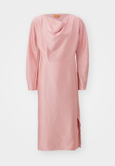 Ροζ σατέν φόρεμα με μακριά μανίκια, ντραπέ λαιμόκοψη και πλαϊνό σκισίμα. Λείο υφασματάκι; φτάνει στο μέσο της γάμπας με στενή σιλουέτα.