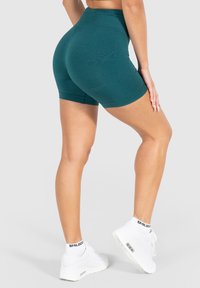 Teal hoge taille fietsbroek gemaakt van een zachte, rekbare stof. Beschikt over een gladde textuur en minimale naden voor comfort.