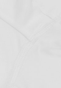 Bílá látka s jemnou strukturou a viditelným prošíváním. Má hladký povrch a mírný lesk, který zvýrazňuje čisté designové detaily.