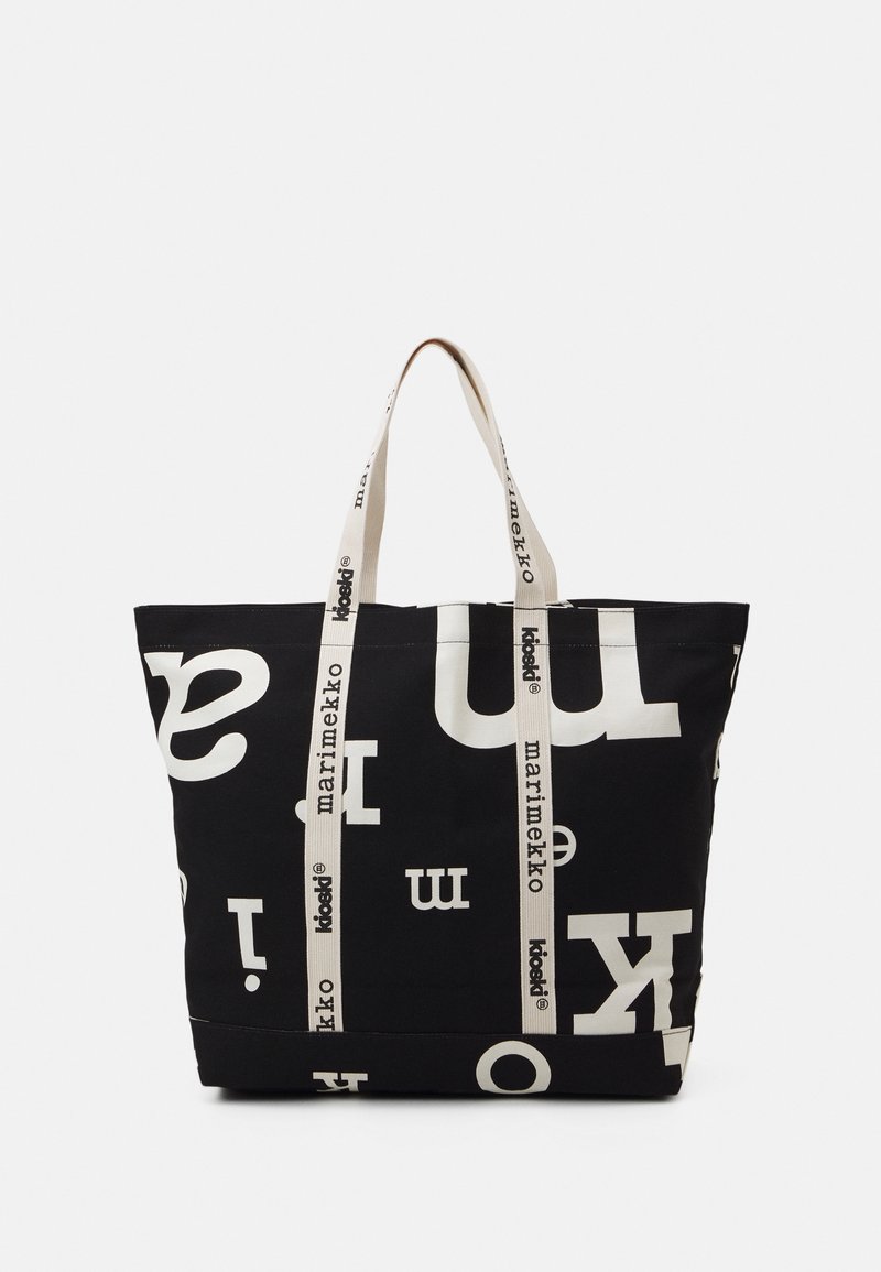 Sac fourre-tout en toile noire avec de grandes lettres dispersées en écru et des anses beiges imprimées des logos "marimekko" et "kiosk".
