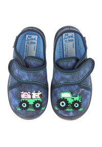 Marineblaue Kinderschuhe mit einem Klettverschluss, verziert mit grünen Nähten und einem Traktor-Design, auf dem vorne Schweine und eine Kuh gestickt sind.
