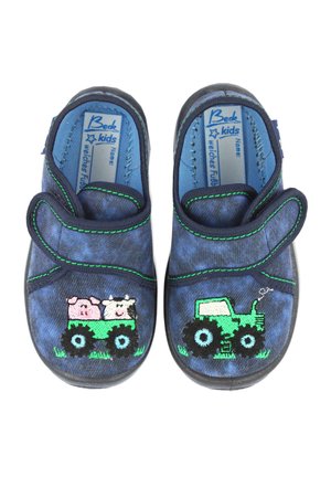 Marineblaue Kinderschuhe mit einem Klettverschluss, verziert mit grünen Nähten und einem Traktor-Design, auf dem vorne Schweine und eine Kuh gestickt sind.