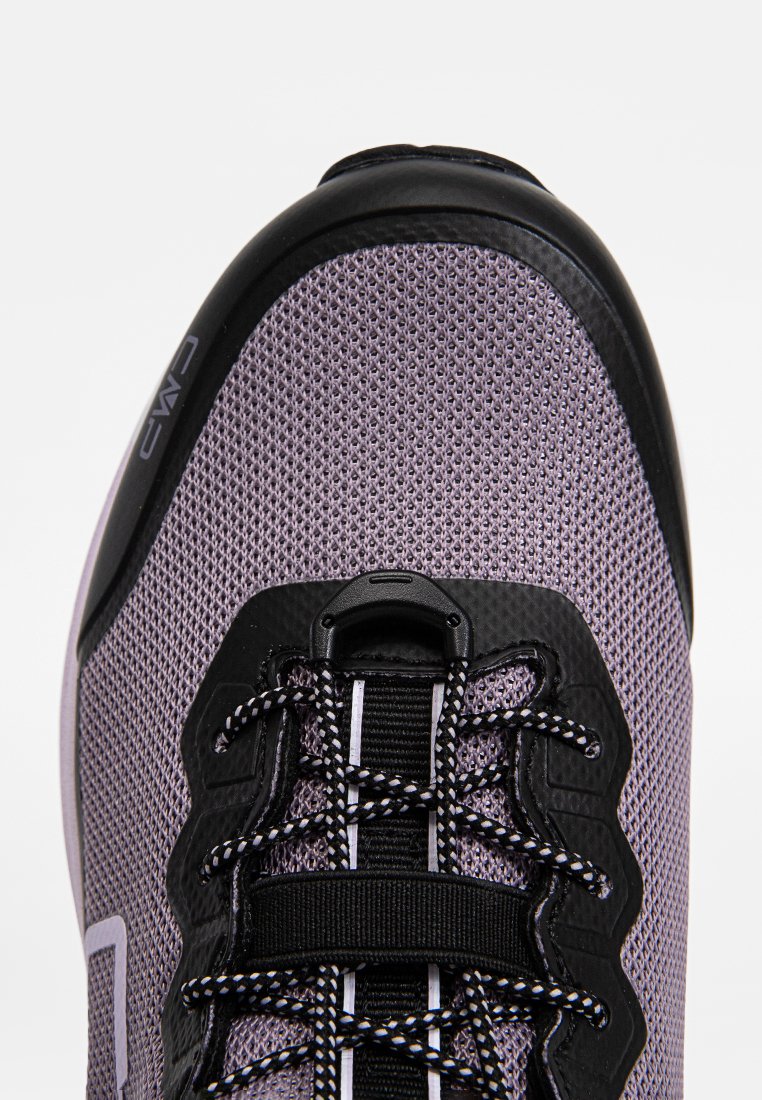 Scarpa sportiva in rete viola con accenti neri, dotata di una parte superiore testurizzata, lacci a contrasto e una copertura in gomma sulla punta per garantire durata.
