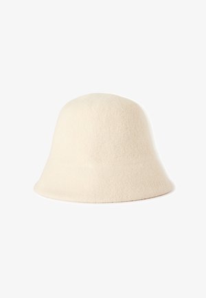 Crèmekleurige wollen bucket hat met een zachte textuur, een afgeronde kroon en een brede, licht slungelige rand, ontworpen voor comfort en warmte.