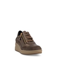 Sneaker in pelle e suede marrone con soletta a zeppa, chiusura con lacci frontale e zip laterale. Presenta accenti in metallo dorato e una finitura liscia.
