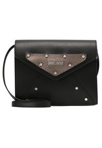 Borsa a tracolla in pelle nera con un dettaglio testurizzato color bronzo, borchie argentate e una tracolla, caratterizzata da un design con patta triangolare.