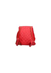 Sac à dos en simili cuir matelassé rouge avec des accents en chaîne dorée, fermeture à cordon et bretelles réglables. Texture lisse et forme structurée.