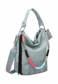 Sac à main bleu clair avec un imprimé léopard texturé, design décontracté, accents colorés tressés amovibles et un mélange de matériaux lisses et mats.