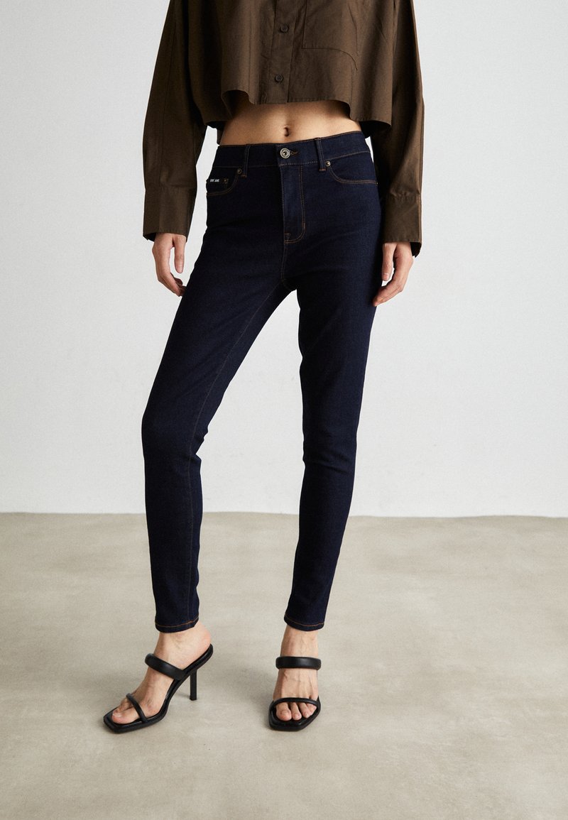 DKNY - BLEEKER SHAPING - Skinny džíny - dark indigo, Zvětšit