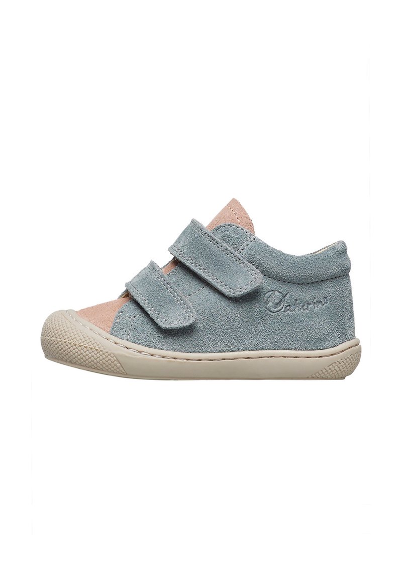 Chaussure en suede bleu et rose avec double bande Velcro, bout rond, accents texturés et semelle en caoutchouc. Présente un logo sur le côté.