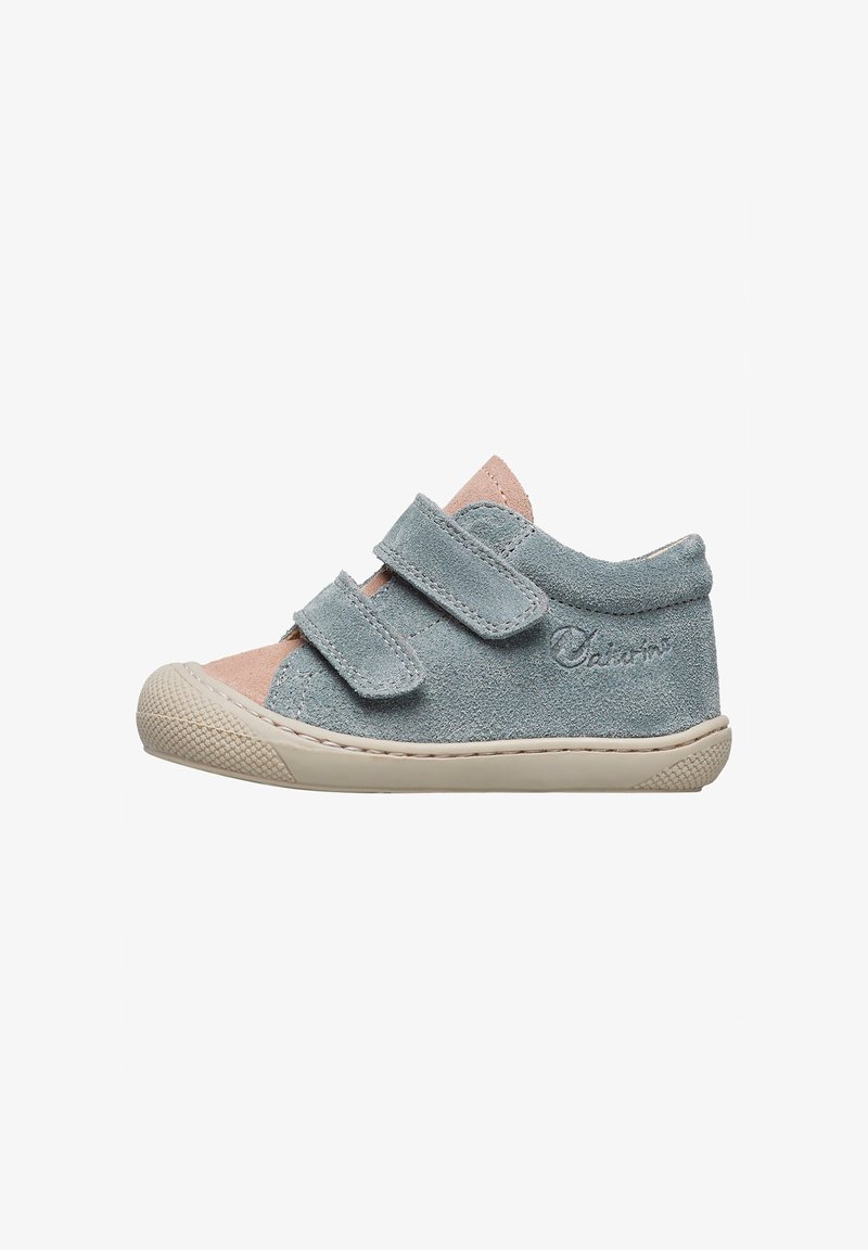 Chaussure en suede bleu et rose avec double bande Velcro, bout rond, accents texturés et semelle en caoutchouc. Présente un logo sur le côté.