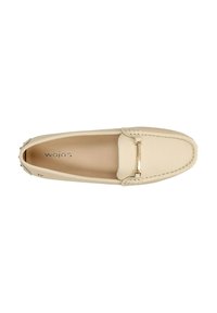Beige Lederloafer mit goldfarbenen Beschlägen, gesteppten Details, runder Zehenform und glatter Textur; entworfen für einfaches Hineinschlüpfen.