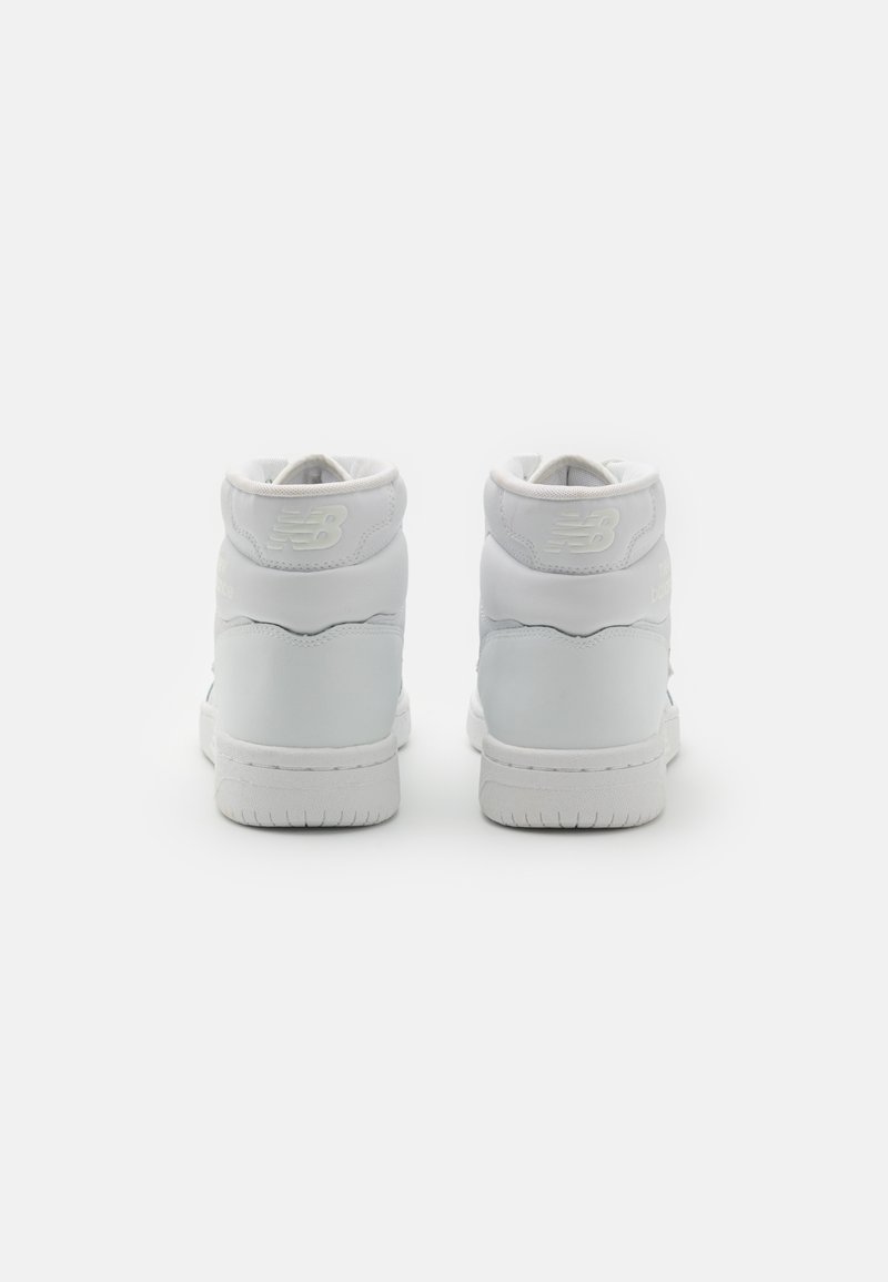 Sneaker alte bianche con tomaia sintetica liscia, colletto imbottito e suola in gomma testurizzata, dal design minimalista.