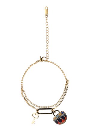 Bracciale a catena d'oro con una piccola chiave d'oro e un charm a borsa colorato con motivi, dotato di chiusura regolabile.