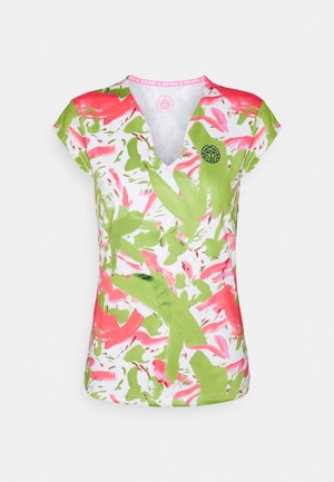 Dames T-shirt met korte mouwen en V-hals, voorzien van een abstract patroon in groene en koraalkleurige penseelstreken en een klein zwart logo op de linkerborst.